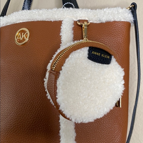 ANN KLEIN Sherpa Faux Leather small crossbody tote bag like new!!! ⭐️⭐️❤️ - Picture 2 of 9